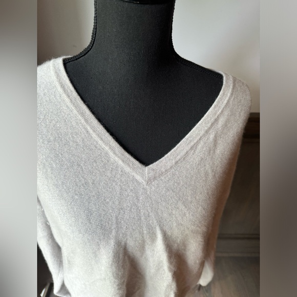 Saks fifth avenue grey cashmere v neck sweater - Picture 4 of 6